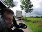 Kleine Straße mit unserem LKW